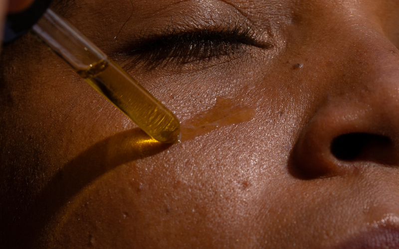 Mulher aplicando sérum facial